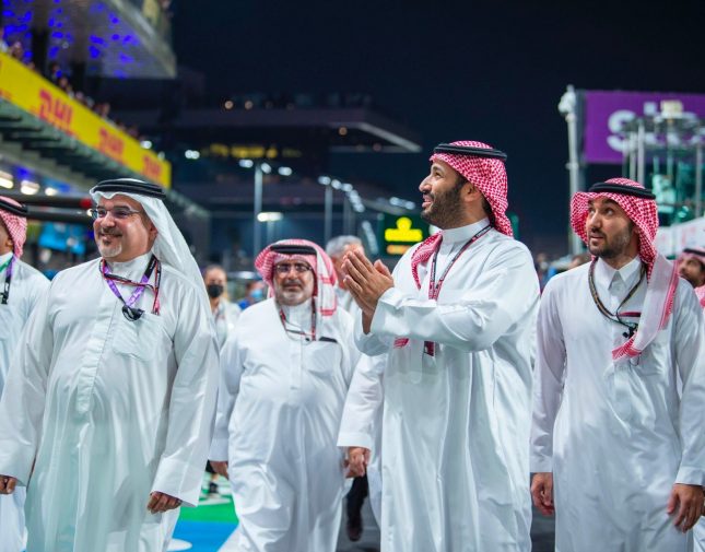 يا بعد حيي يا محمد.. شاهد: مشجع يلهب حماس جمهور سباق فورمولا 1 في جدة بتحية ولي العهد