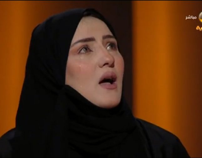 شاهد.. لحظة انهيار المعتقلة اليمنية السابقة سميرة الحوري أثناء حديثها عن اغتصاب وتعذيب النساء بسجون الحوثي