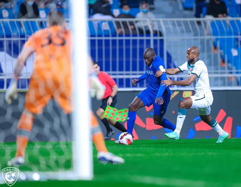 الهلال يواصل نزيف النقاط في الدوري ويسقط بثلاثية على يد الفتح -فيديو