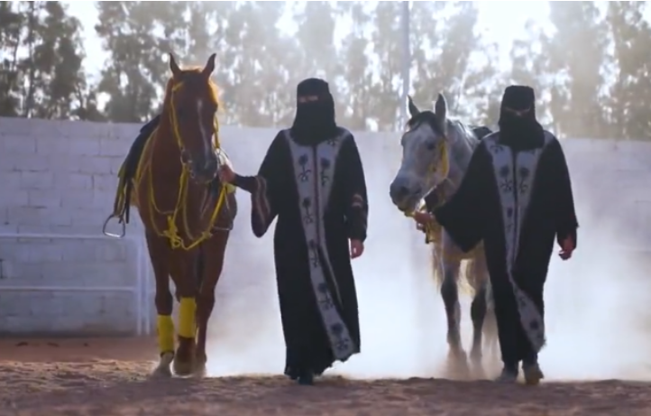 بالفيديو: مواطنة تؤسس أول نادي لتدريب الفتيات على ركوب الخيل بـ حائل.. وتكشف الصعوبات التي واجهتها