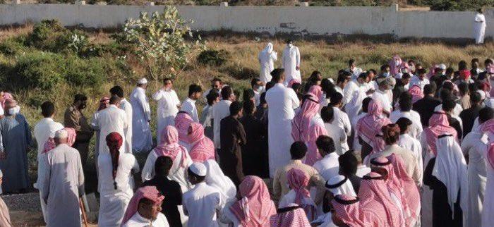 جموع المواطنين يشيعون جـثمان الشهيد عريبي المتوفى في حادث سقوط المقذوف الحوثي بجازان -صور