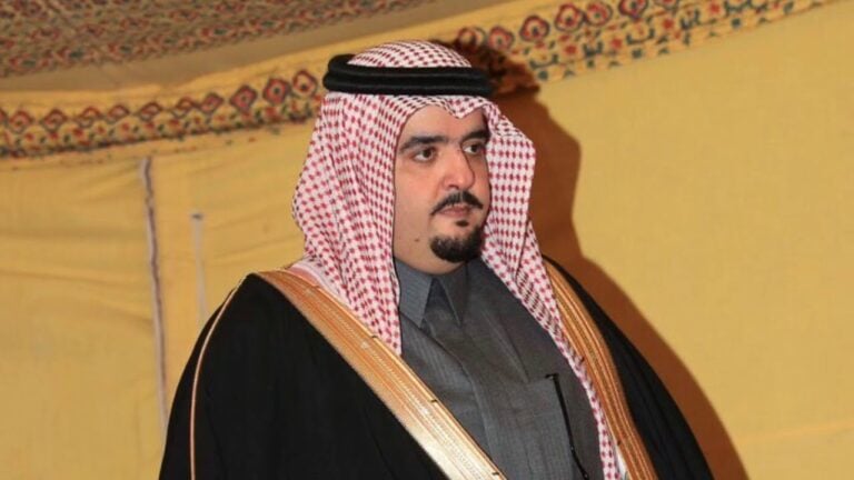 الأمير عبد العزيز بن فهد يقدم نصف مليون ريال لأسرة الفقيد الشمري