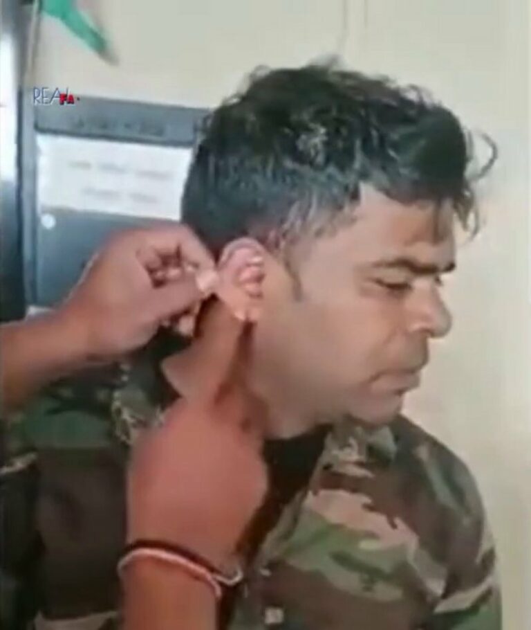 بالفيديو.. ضابط شرطة هندي يغش بطريقة لا تخطر على البال