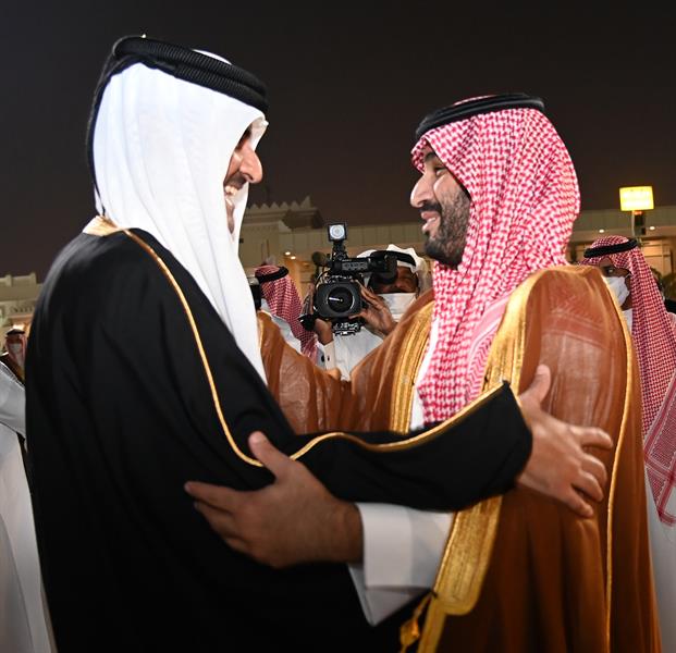 شاهد عناق أخوي بين الأمير محمد بن سلمان والشيخ تميم خلال استقباله في قطر