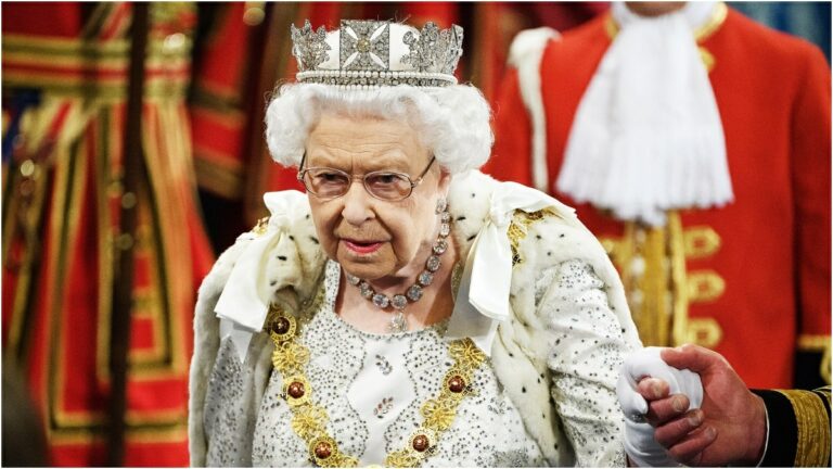 كم تبلغ قيمة تاج الملكة إليزابيث؟