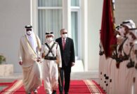 بالصور والفيديو: أمير قطر يستقبل الرئيس التركي بمراسم رسمية
