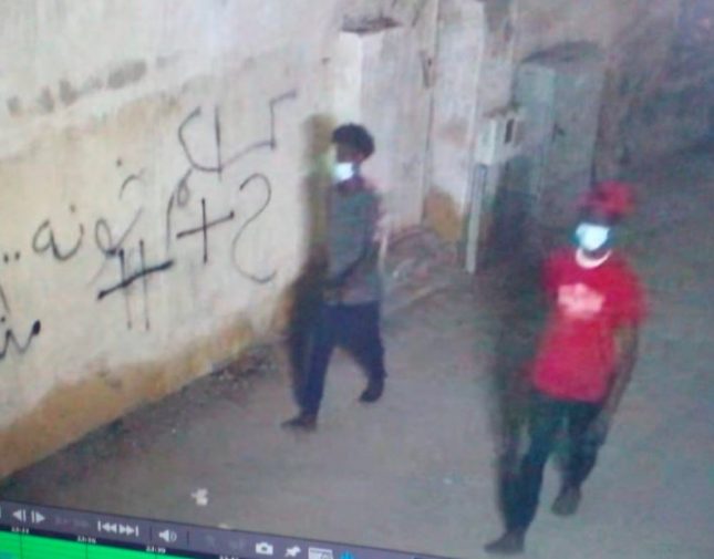 شاهد لصان من العمالة السائبة يسلبان شخص بالقوة في جدة وصورة تظهر ملامحهما