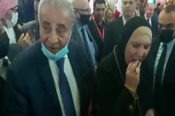 شاهد.. رد فعل وزير التموين المصري بعد إهدائه تمرة في جناح السعودية بالقاهرة