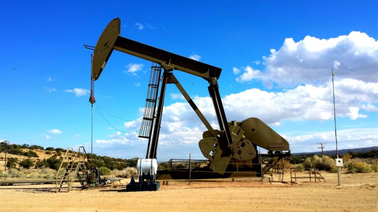 قرار أرامكو وتفاؤل بشأن أسعار النفط خلال 2022