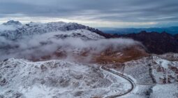 مصور يوثق اكتساء جبل اللوز ببياض الثلج.. ويروي تفاصيل تجربته
