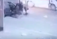 بعد توجيه النائب العام.. القبض على مواطنَيْن دهسا رجلًا بأحد الشوارع العامة في الرياض وسلبا ما بحوزته -فيديو