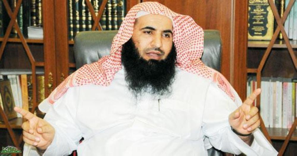 الشيخ أحمد الغامدي: يجوز للمرأة الصلاة كاشفةً شعرها في هذه الحالة