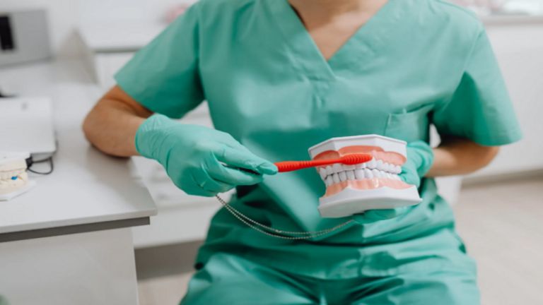 دراسة: الاستهزاء بنظافة الأسنان يزيد من خطر الإصابة بسرطانَيْ المعدة والمريء