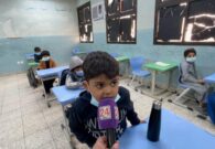 بالفيديو.. طفل يعبِّر بكلمات مؤثرة: أنا فرحان لأني أول مرة أشوف المدرسة