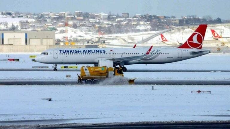 ثلوج غزيرة تعلق العمل بمطار إسطنبول مؤقتاً