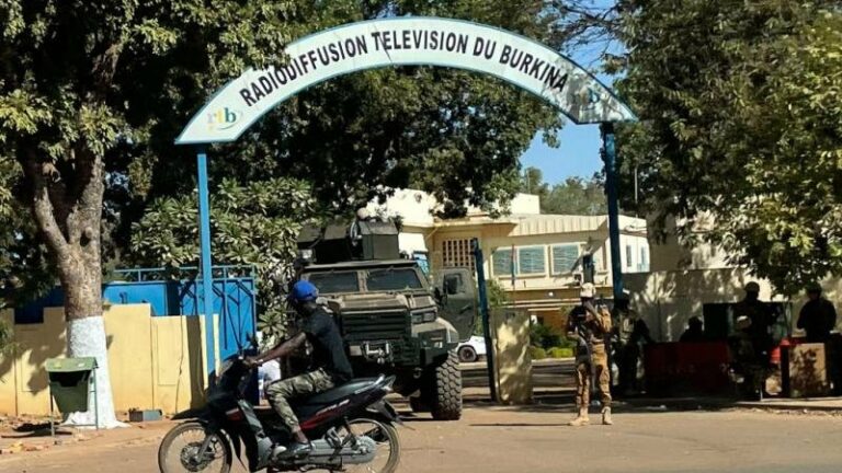 انقلابيو بوركينا فاسو يعلنون الاستيلاء على السلطة.. وأمريكا تطالبهم بالإفراج عن الرئيس فوراً