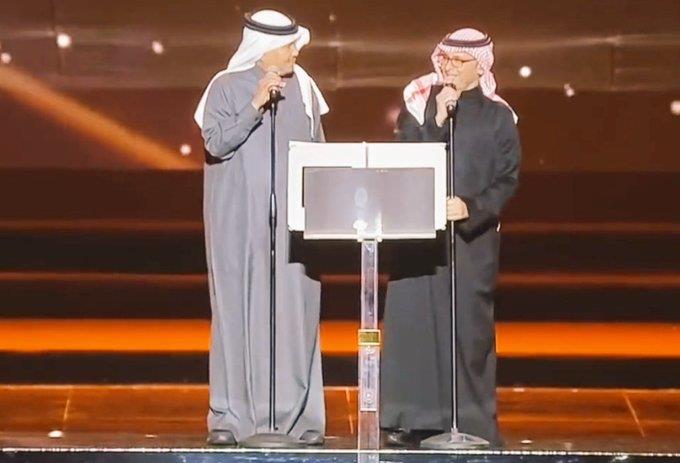 شاهد حديث ودي ومزاح طريف بين محمد عبده وعبدالمجيد عبدالله أثناء احتفالات ليلة تريو الرياض
