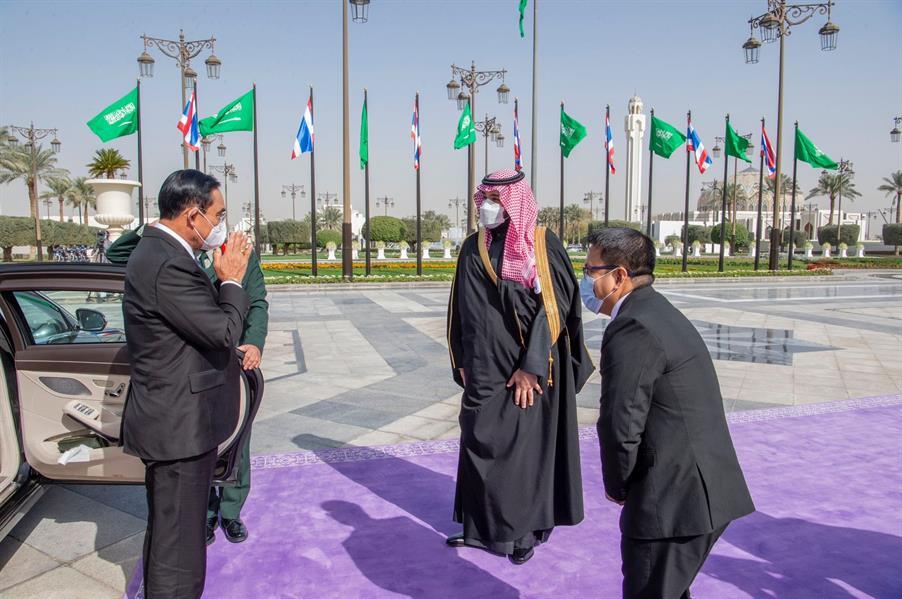 فيديو يوضح جانباً من الحديث الذي دار بين ولي العهد ورئيس وزراء تايلاند خلال جلسة المباحثات