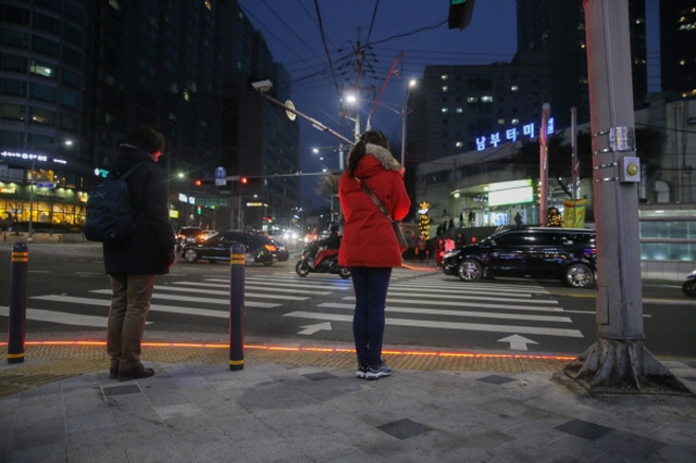 FI6bUHjXMAIpOTo - لانشغالهم بالهواتف أثناء السير.. إشارات مرور أرضية لسلامة المشاة في كوريا الجنوبية