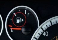 خبراء يحذرون: ترك خزان الوقود شبه فارغ يضر بمحرك السيارة