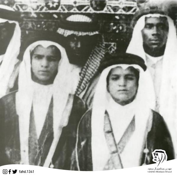 صورة نادرة للملك فهد في طفولته خلال مشاركته بأحد المحافل