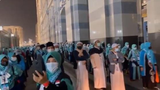 بعد قضائهم مدة الحجر الصحي.. مئات الزوار من إندونيسيا يصطفون في طوابير استعدادًا لدخول المسجد النبوي -فيديو