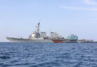 البحرية الأمريكية تعترض سفينة قادمة من إيران في طريقها لميليشيات الحوثي.. وهذا ما عثرت عليه بداخلها