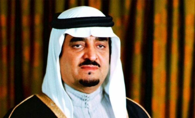 صورة عفوية للملك فهد وهو يحتضن الأمير فهد بن منصور بن ناصر في صغره