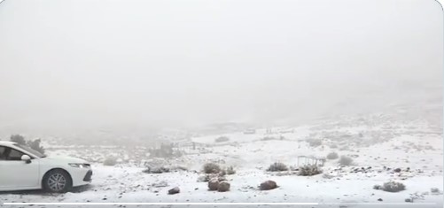شاهد لحظة تساقط الثلوج على جبل اللوز في تبوك
