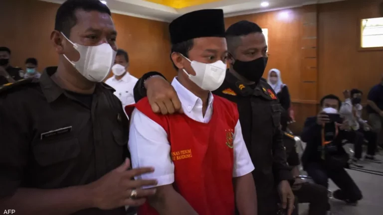 إندونيسيا.. الحكم على مدير مدرسة اغتصب 13 طالبة وحملن منه