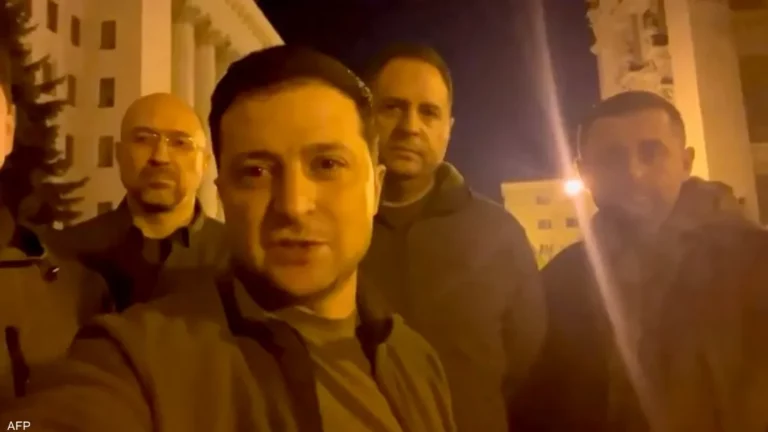 الرئيس الأوكراني يواجه الدبابات الروسية بكاريزما وهاتف ذكي
