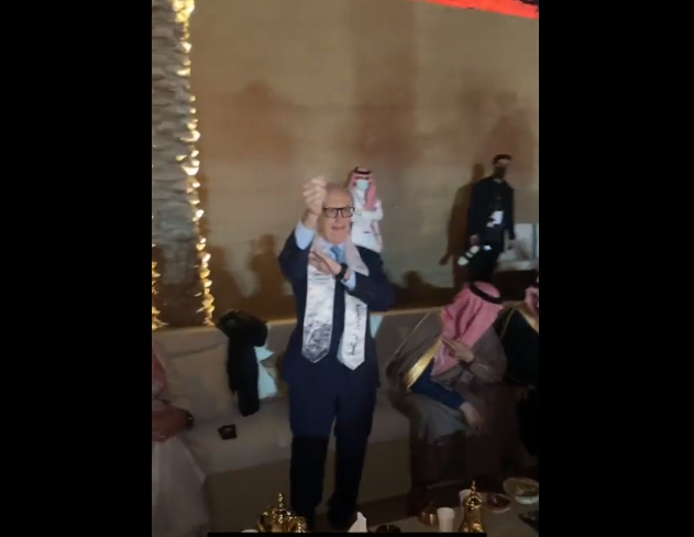 شاهد كيف تفاعل الرئيس التنفيذي لهيئة تطوير بوابة الدرعية يتفاعل مع العرضة السعودية في يوم التأسيس؟