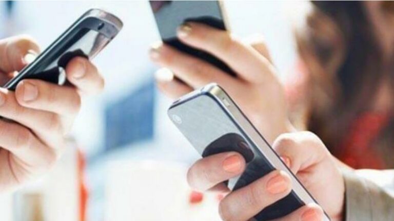 تشخيص صادم من استشاري نفسي لمن ينشغلون بالهواتف أثناء وجودهم مع العائلة والأصدقاء -فيديو