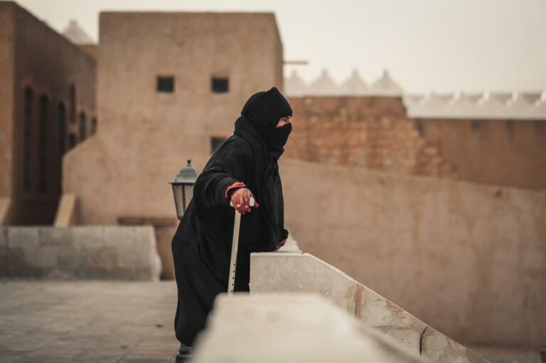 شومة العنزي.. قصة رحلة مع الإبل بدأت قبل 30 عاماً وطويت بالأمس..ماذا قالت عن الموت؟