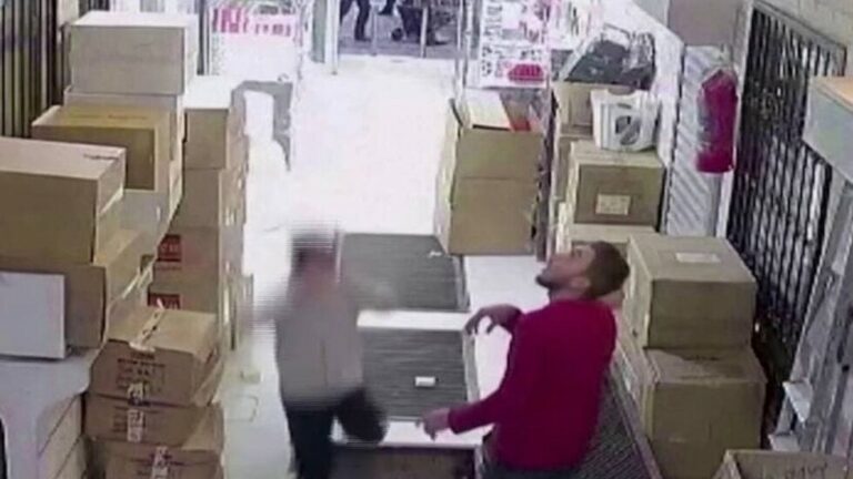شاهد نهاية صادمة لـ شاب انشغل بهاتفه في مركز تسوق بإسطنبول