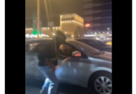 فيديو متداول لشاب يفتح لعبة نارية على فتاة تقود سيارتها .. شاهد ماذا حدث