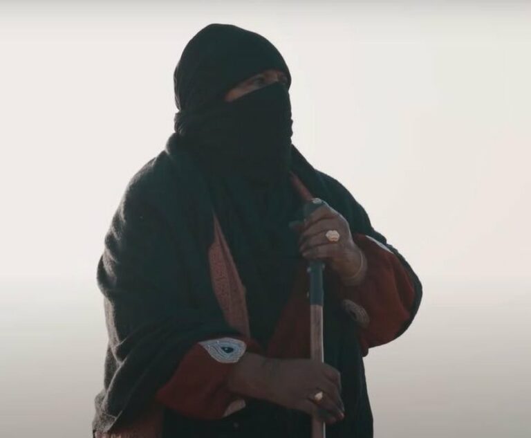وفاة راعية الإبل المعروفة شومة العنزي بعد إصابتها بكورونا