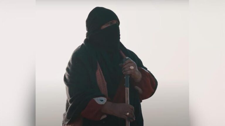 مناشدات لنقل راعية الإبل شومة العنزي إلى الرياض للعلاج