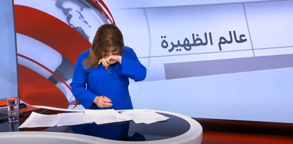 بالفيديو مذيعة الـ Bbc تصاب بنوبة ضحك على الهواء والجمهور يتفاعل 