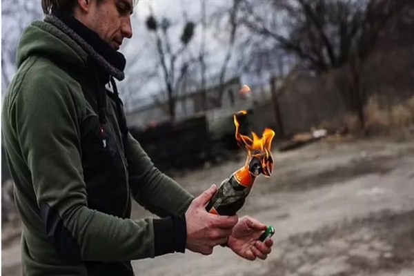 حرب الشتاء و الكوكتيل.. لمن تعود قنابل المولوتوف؟ سخرية منذ 83 عاماً