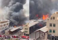 بالفيديو: حريق هائل يلتهم سوق المباركية‬⁩ بالكويت