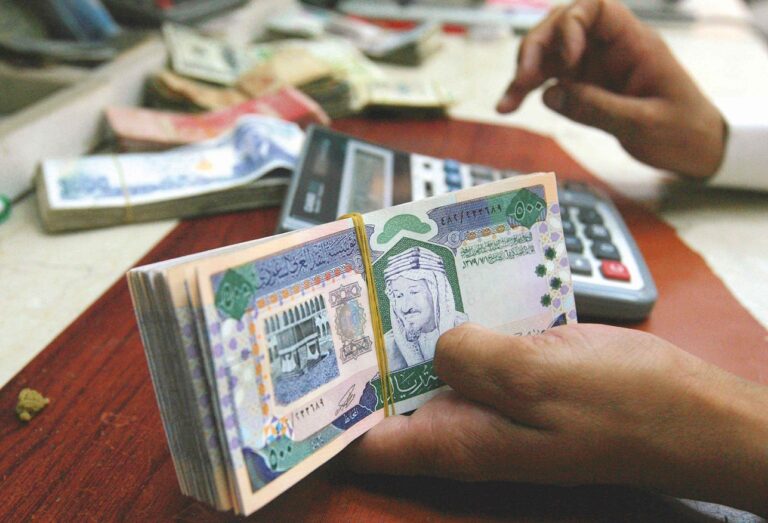 إعلامي يزف بُشرى سارة بشأن موعد صرف راتب شهر إبريل