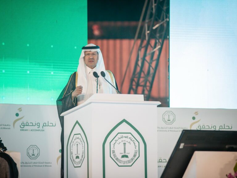 هذا ما فعله وزير الطاقة مع الطالب يزيد المروتي بعد إلقائه كلمة الخريجين -فيديو