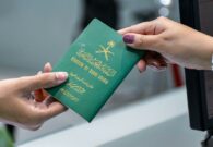 الجوازات: يمكن للحاضن استخراج جواز وتصريح سفر للمحضون في هذه الحالة
