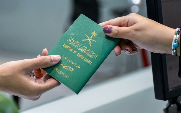 الجوازات: يمكن للحاضن استخراج جواز وتصريح سفر للمحضون في هذه الحالة