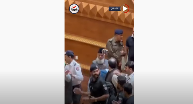 شاهد شجار بالأباريق في جلسة البرلمان الباكستاني