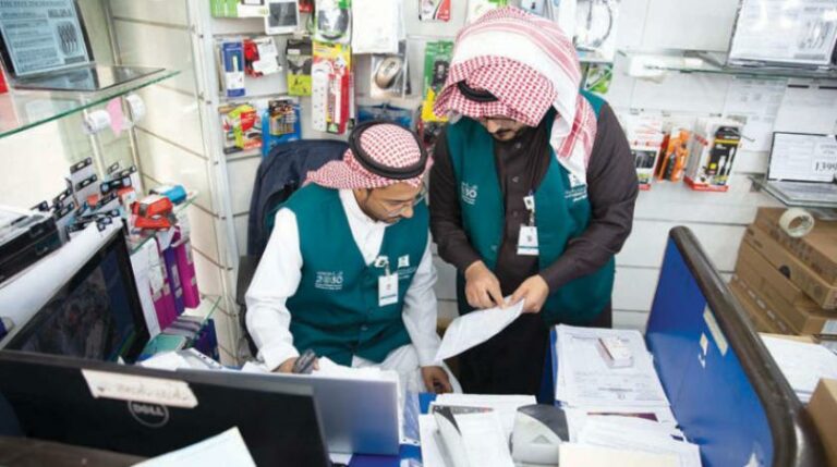 شاهد التجارة تقف على منشآت مشتبه بارتكابها تسترًا تجاريًا في قطاع التموينات وتحيل المخالفين لجهات الاختصاص