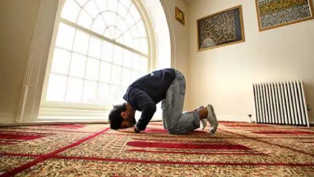 بالفيديو.. حكم قصر وجمع الصلاة لمن يعمل على سفينة تقضي شهورا في البحر