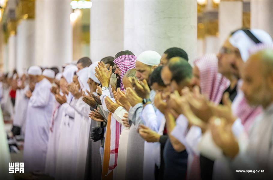 وسط أجواء إيمانية أداء صلاة التهجد بأولى ليالي العشر الأواخر من رمضان