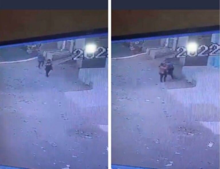 شاهد رجل مصري يغدر بطليقته من الخلف ويطعنها بسكين في وجهها ويصيبها بـ 55 غرزة